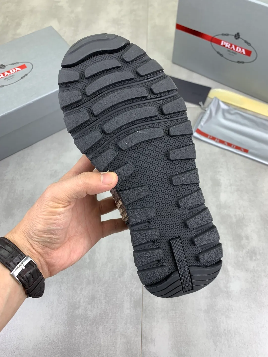 Men's men's shoes💰P580💰【New model】Top quality, new popular models on the official website, which will never go out of style for a century,🆘 The trendy brand (Prada) mainly promotes popular models, avant-garde and versatile fashionable men's shoes, privately molded, with cowhide splicing and 1:1 oil edge treatment... fashionable and simple, original imported cowhide with python skin, cowhide leather lining for feet; the atmosphere and personality are more fashionable, eye-catching and pursuing class. It will subvert the old idea and be a must-have for fashionistas who want to spend time with you! Must keep it! High-end comfortable and low-cost, high-end quality workmanship. Size: 38-44 Various colors available. full package